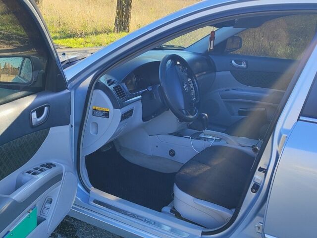 Серый Хендай Соната, объемом двигателя 2.4 л и пробегом 350 тыс. км за 4800 $, фото 3 на Automoto.ua