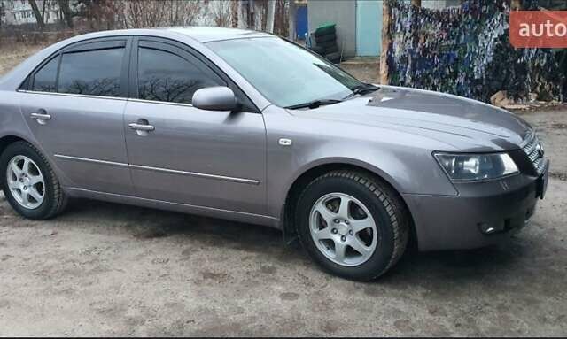 Серый Хендай Соната, объемом двигателя 2.4 л и пробегом 290 тыс. км за 5000 $, фото 1 на Automoto.ua