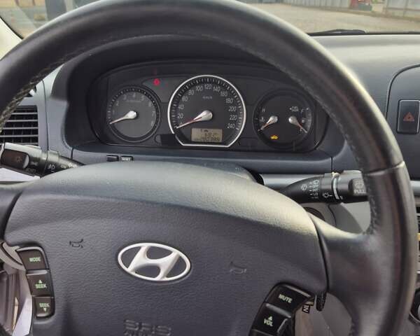 Серый Хендай Соната, объемом двигателя 2.4 л и пробегом 280 тыс. км за 5300 $, фото 9 на Automoto.ua