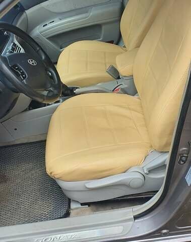 Серый Хендай Соната, объемом двигателя 2.4 л и пробегом 290 тыс. км за 5000 $, фото 7 на Automoto.ua