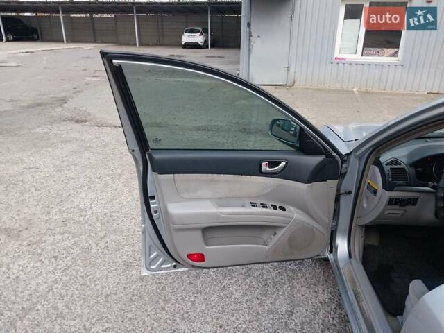 Серый Хендай Соната, объемом двигателя 2.36 л и пробегом 217 тыс. км за 5000 $, фото 14 на Automoto.ua