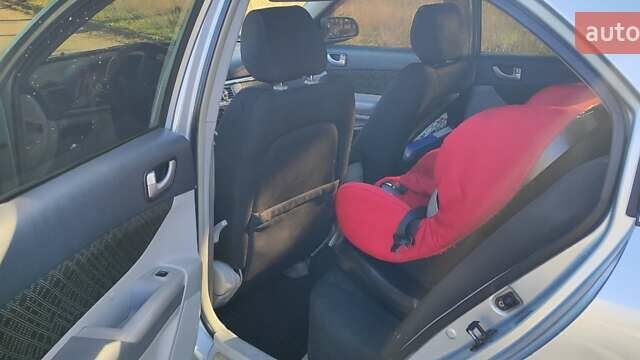 Сірий Хендай Соната, об'ємом двигуна 2.36 л та пробігом 350 тис. км за 4800 $, фото 2 на Automoto.ua