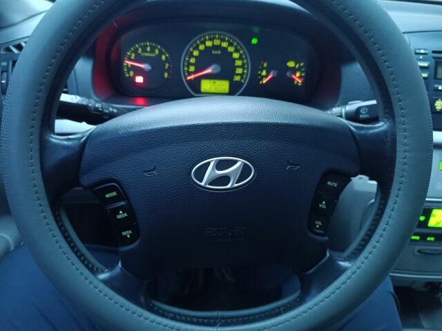 Серый Хендай Соната, объемом двигателя 2 л и пробегом 220 тыс. км за 4599 $, фото 7 на Automoto.ua