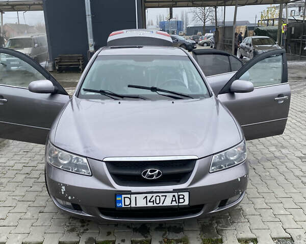 Серый Хендай Соната, объемом двигателя 2 л и пробегом 243 тыс. км за 6500 $, фото 1 на Automoto.ua