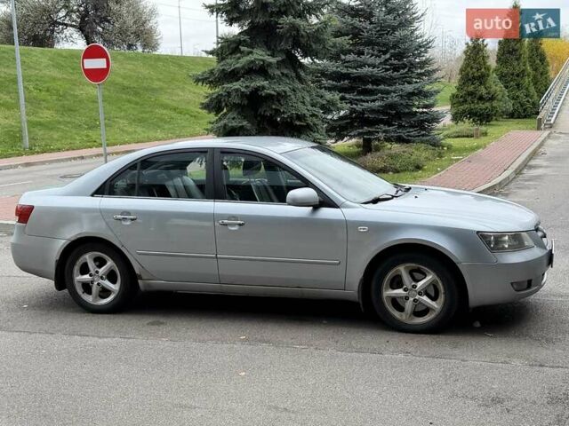 Серый Хендай Соната, объемом двигателя 2.4 л и пробегом 200 тыс. км за 3700 $, фото 31 на Automoto.ua