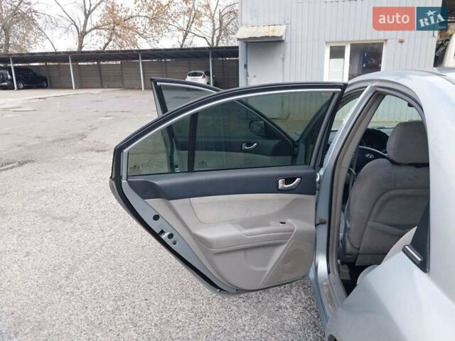 Серый Хендай Соната, объемом двигателя 2.36 л и пробегом 217 тыс. км за 5000 $, фото 25 на Automoto.ua