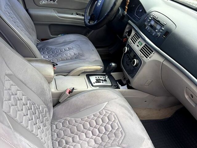 Серый Хендай Соната, объемом двигателя 2.4 л и пробегом 192 тыс. км за 6000 $, фото 6 на Automoto.ua