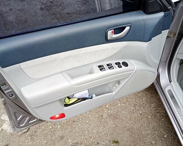 Серый Хендай Соната, объемом двигателя 2.4 л и пробегом 172 тыс. км за 5700 $, фото 5 на Automoto.ua