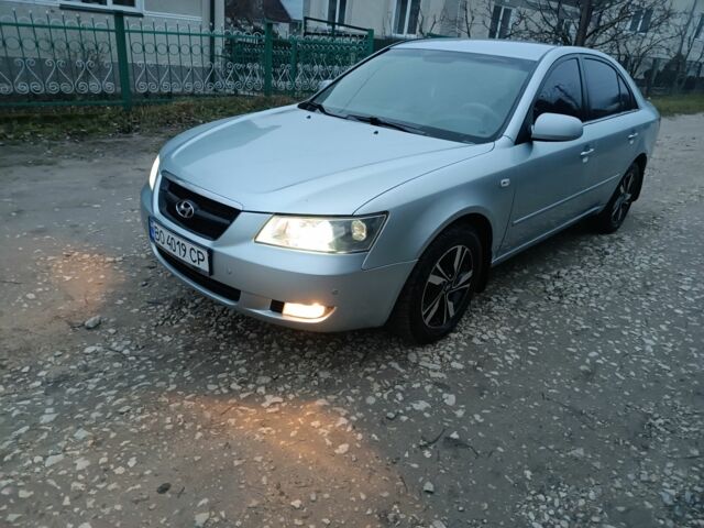 Серый Хендай Соната, объемом двигателя 2 л и пробегом 220 тыс. км за 4599 $, фото 4 на Automoto.ua