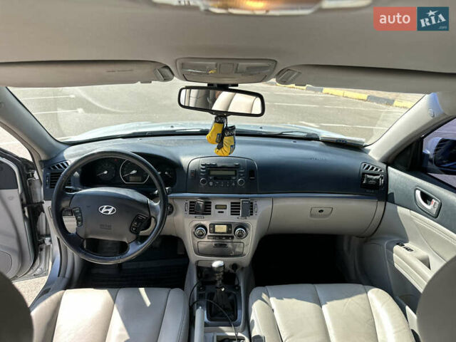 Серый Хендай Соната, объемом двигателя 2.36 л и пробегом 199 тыс. км за 6700 $, фото 7 на Automoto.ua