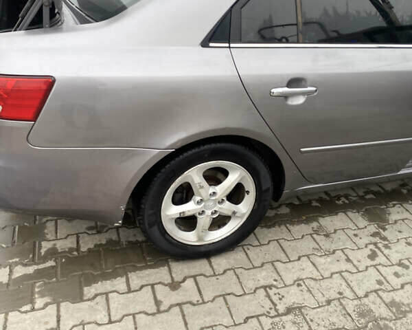 Серый Хендай Соната, объемом двигателя 2 л и пробегом 243 тыс. км за 6500 $, фото 3 на Automoto.ua