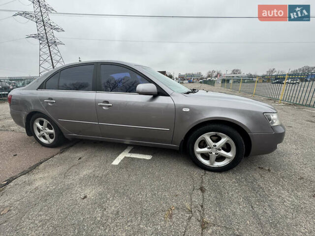 Серый Хендай Соната, объемом двигателя 2.4 л и пробегом 192 тыс. км за 6000 $, фото 1 на Automoto.ua