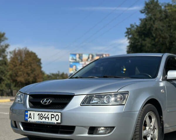 Серый Хендай Соната, объемом двигателя 2.36 л и пробегом 199 тыс. км за 6700 $, фото 1 на Automoto.ua