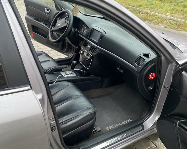 Серый Хендай Соната, объемом двигателя 2 л и пробегом 243 тыс. км за 6500 $, фото 6 на Automoto.ua