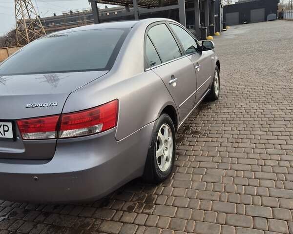 Серый Хендай Соната, объемом двигателя 2.4 л и пробегом 280 тыс. км за 5300 $, фото 3 на Automoto.ua