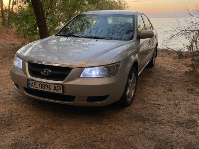 Сірий Хендай Соната, об'ємом двигуна 2 л та пробігом 340 тис. км за 3200 $, фото 1 на Automoto.ua