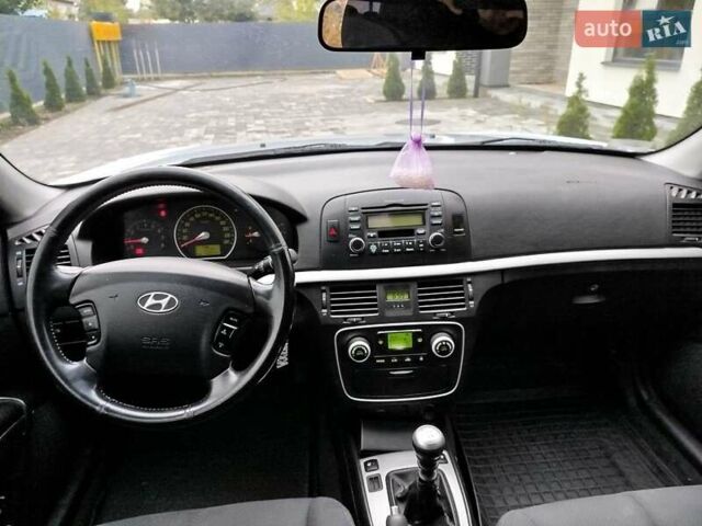 Сірий Хендай Соната, об'ємом двигуна 2 л та пробігом 126 тис. км за 6200 $, фото 17 на Automoto.ua