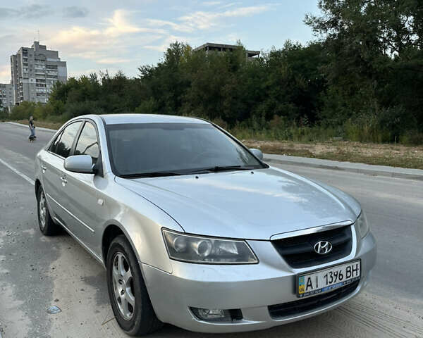 Сірий Хендай Соната, об'ємом двигуна 2 л та пробігом 419 тис. км за 4100 $, фото 1 на Automoto.ua