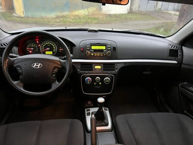 Серый Хендай Соната, объемом двигателя 2 л и пробегом 191 тыс. км за 5950 $, фото 12 на Automoto.ua