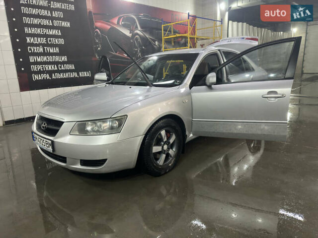 Серый Хендай Соната, объемом двигателя 1.99 л и пробегом 260 тыс. км за 4199 $, фото 4 на Automoto.ua