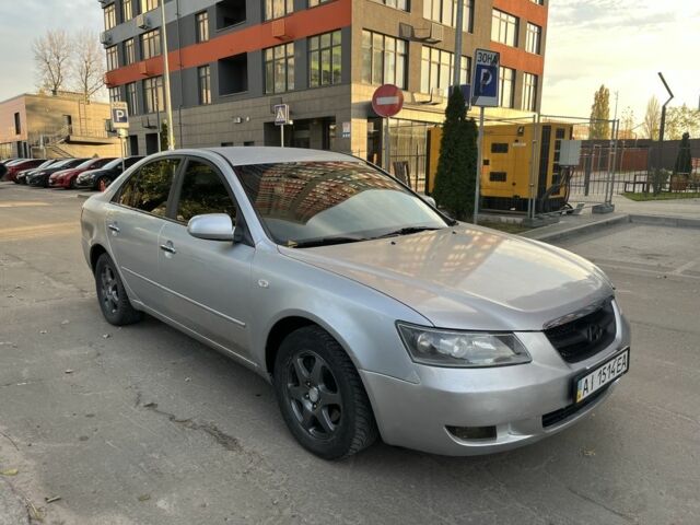 Серый Хендай Соната, объемом двигателя 2 л и пробегом 271 тыс. км за 4250 $, фото 2 на Automoto.ua