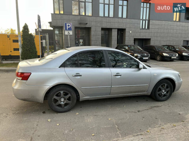 Серый Хендай Соната, объемом двигателя 2 л и пробегом 271 тыс. км за 4250 $, фото 4 на Automoto.ua