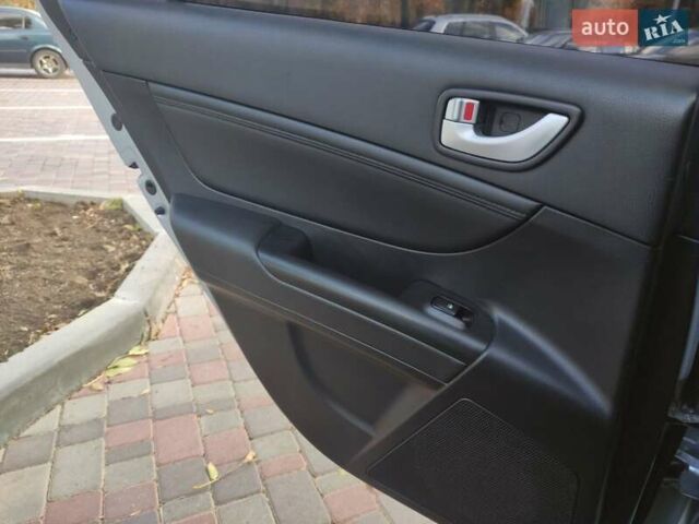 Серый Хендай Соната, объемом двигателя 2.4 л и пробегом 271 тыс. км за 7000 $, фото 6 на Automoto.ua