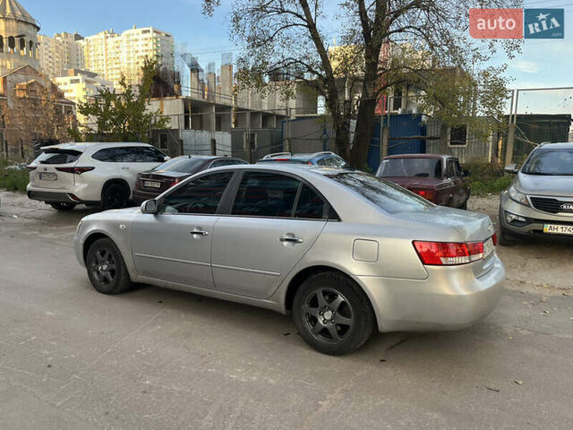 Серый Хендай Соната, объемом двигателя 2 л и пробегом 271 тыс. км за 4250 $, фото 3 на Automoto.ua