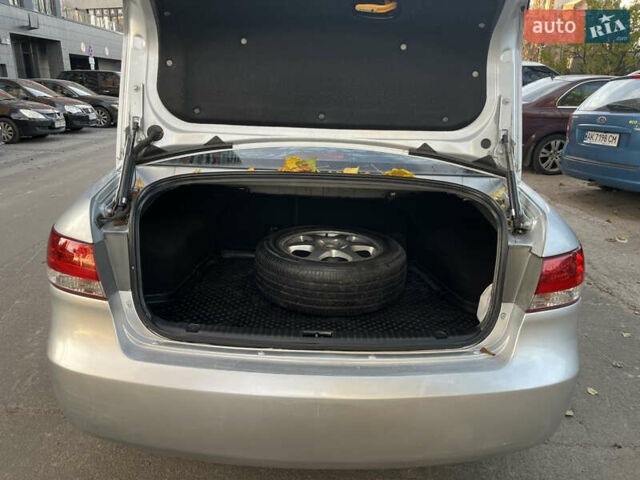 Серый Хендай Соната, объемом двигателя 2 л и пробегом 271 тыс. км за 4250 $, фото 17 на Automoto.ua