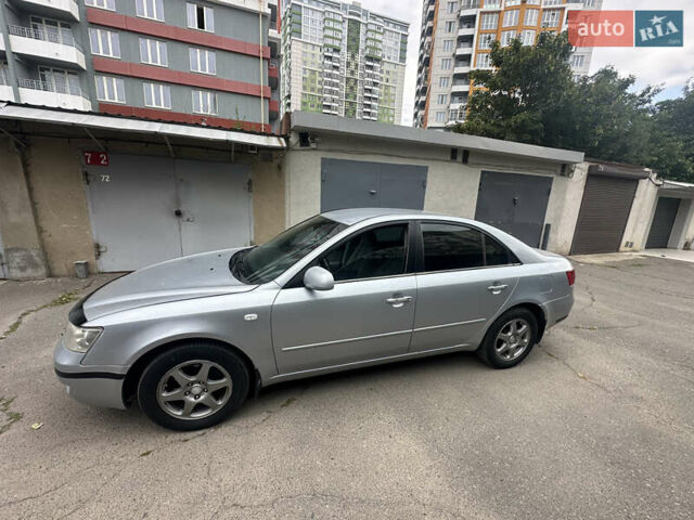 Сірий Хендай Соната, об'ємом двигуна 2.4 л та пробігом 218 тис. км за 5200 $, фото 3 на Automoto.ua