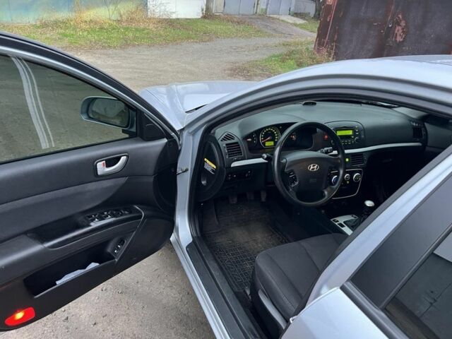 Серый Хендай Соната, объемом двигателя 2 л и пробегом 191 тыс. км за 5950 $, фото 11 на Automoto.ua