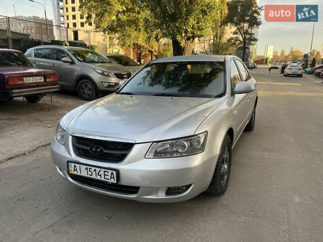 Серый Хендай Соната, объемом двигателя 2 л и пробегом 271 тыс. км за 4250 $, фото 1 на Automoto.ua