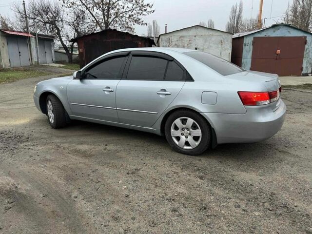 Серый Хендай Соната, объемом двигателя 2 л и пробегом 191 тыс. км за 5950 $, фото 5 на Automoto.ua