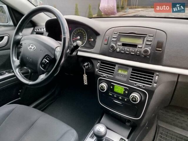 Сірий Хендай Соната, об'ємом двигуна 2 л та пробігом 126 тис. км за 6200 $, фото 15 на Automoto.ua
