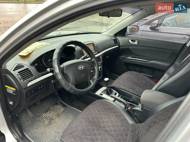 Серый Хендай Соната, объемом двигателя 1.99 л и пробегом 260 тыс. км за 4199 $, фото 5 на Automoto.ua