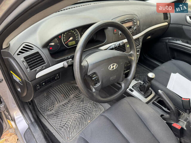 Серый Хендай Соната, объемом двигателя 2 л и пробегом 42 тыс. км за 9999 $, фото 3 на Automoto.ua