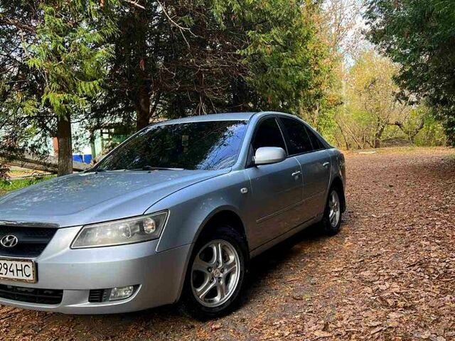 Серый Хендай Соната, объемом двигателя 2 л и пробегом 270 тыс. км за 5100 $, фото 1 на Automoto.ua