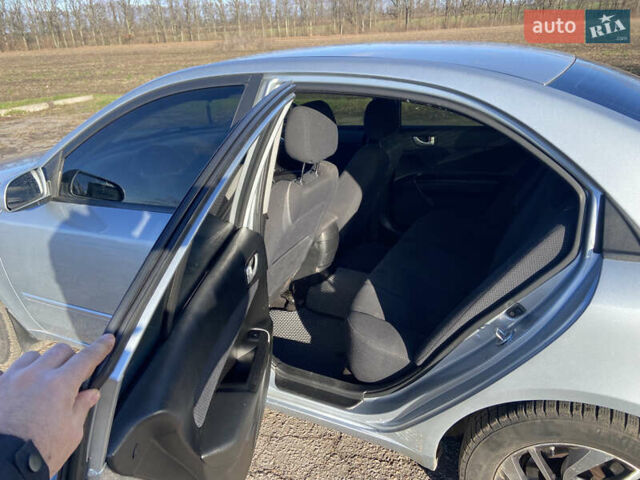 Серый Хендай Соната, объемом двигателя 2 л и пробегом 191 тыс. км за 6100 $, фото 7 на Automoto.ua
