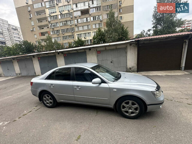 Сірий Хендай Соната, об'ємом двигуна 2.4 л та пробігом 218 тис. км за 5200 $, фото 2 на Automoto.ua