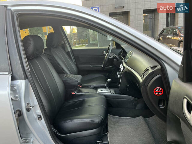 Серый Хендай Соната, объемом двигателя 2 л и пробегом 271 тыс. км за 4250 $, фото 9 на Automoto.ua