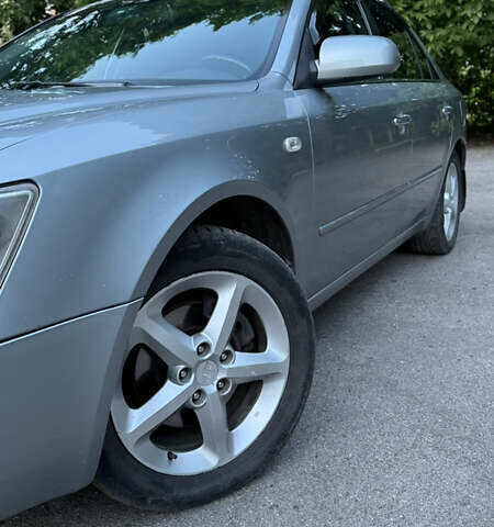 Сірий Хендай Соната, об'ємом двигуна 2.36 л та пробігом 197 тис. км за 6500 $, фото 11 на Automoto.ua