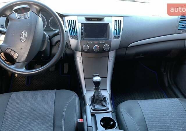 Серый Хендай Соната, объемом двигателя 2 л и пробегом 250 тыс. км за 7000 $, фото 6 на Automoto.ua