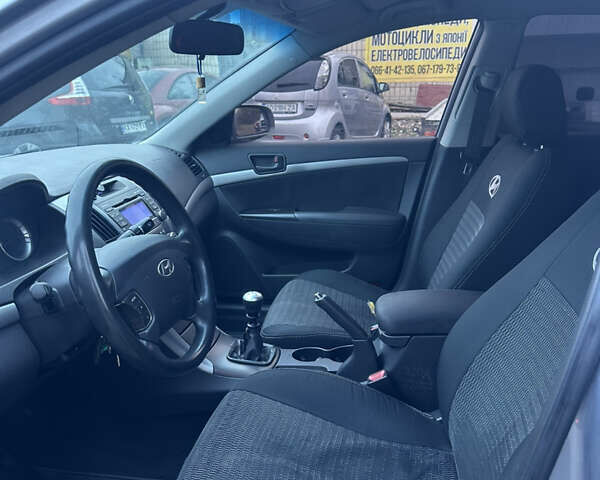 Серый Хендай Соната, объемом двигателя 2 л и пробегом 260 тыс. км за 4700 $, фото 7 на Automoto.ua