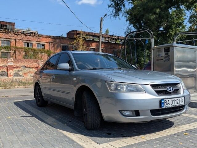 Серый Хендай Соната, объемом двигателя 2 л и пробегом 318 тыс. км за 4800 $, фото 2 на Automoto.ua