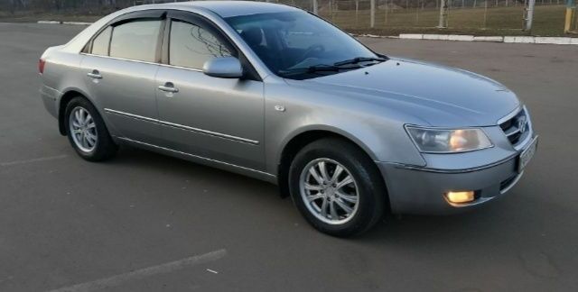 Серый Хендай Соната, объемом двигателя 2 л и пробегом 298 тыс. км за 5000 $, фото 1 на Automoto.ua