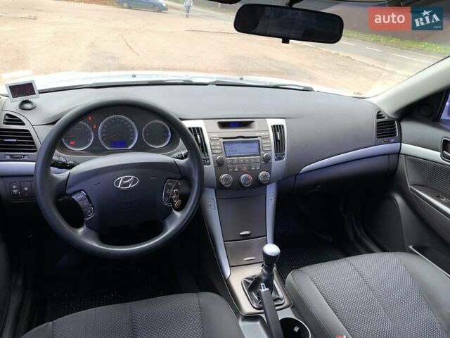 Хендай Соната 2008 в Киеве на Automoto.ua Серый Хендай Соната, объемом двигателя 2 л и пробегом 200 тыс. км за 5700 $, фото 47 на Automoto.ua