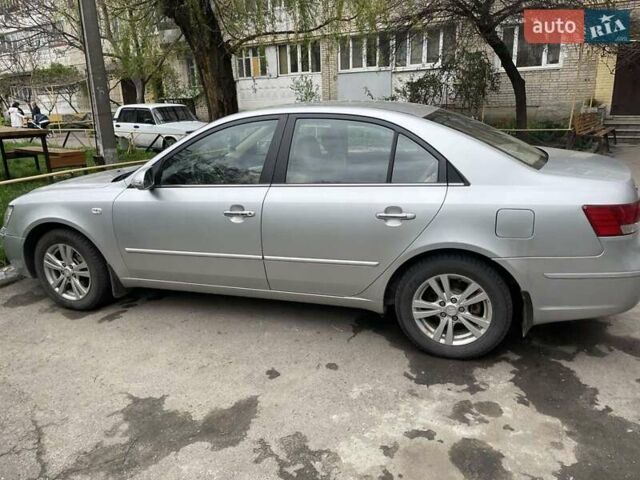 Серый Хендай Соната, объемом двигателя 2 л и пробегом 260 тыс. км за 7300 $, фото 3 на Automoto.ua