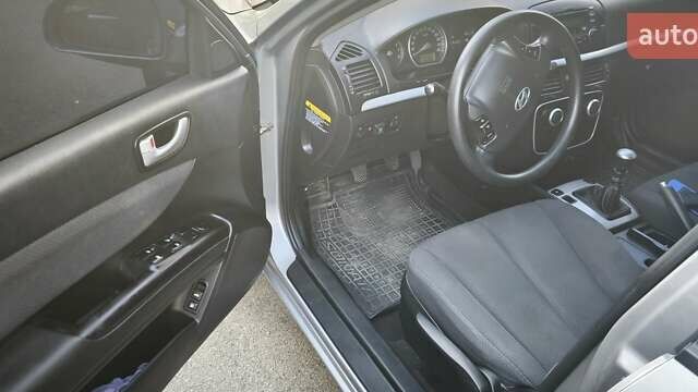 Хендай Соната 2008 у Києві на Automoto.ua Сірий Хендай Соната, об'ємом двигуна 2 л та пробігом 186 тис. км за 5300 $, фото 11 на Automoto.ua