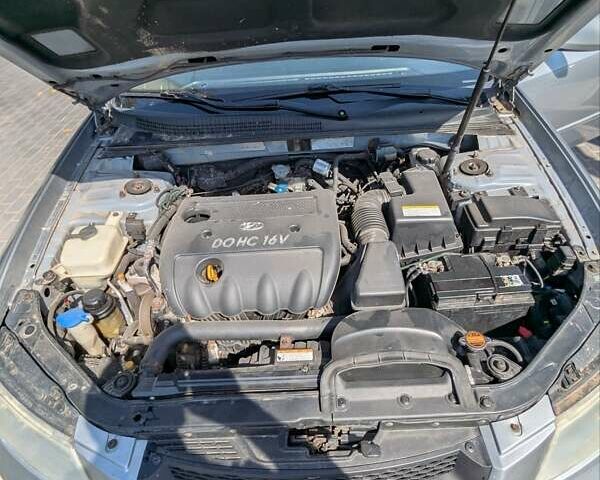 Серый Хендай Соната, объемом двигателя 2 л и пробегом 318 тыс. км за 4900 $, фото 6 на Automoto.ua