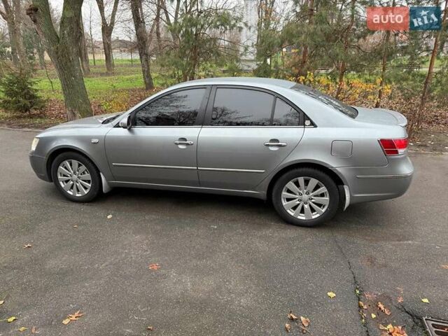 Серый Хендай Соната, объемом двигателя 2.4 л и пробегом 266 тыс. км за 6990 $, фото 7 на Automoto.ua